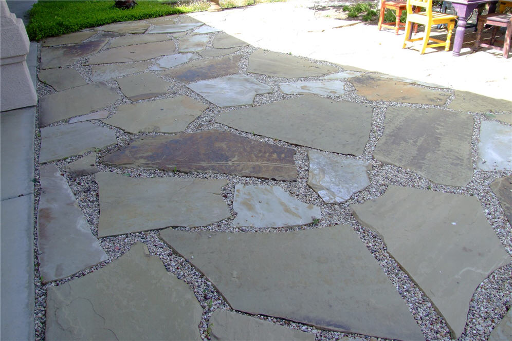 Organic-shaped Pavers and gravel